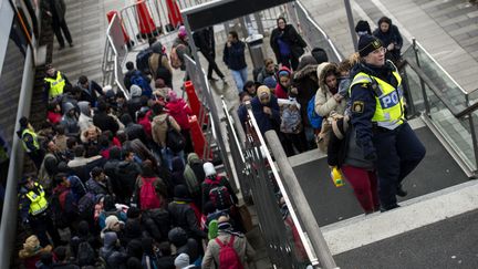 La police encadre l'arrivée de migrants à la gare de Malmö, en Suède, le 19 novembre 2015. (JOHAN NILSSON / TT NEWS AGENCY / AFP)