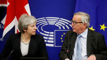 La Première ministre britannique, Theresa May, et le président de la Commission européenne, Jean-Claude Juncker, lors d'une conférence de presse à Strasbourg, le 11 mars 2019. (VINCENT KESSLER / REUTERS)