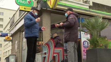 Afin de survivre à la crise économique, un buraliste breton a dû trouver un deuxième emploi. Il travaille désormais dans un supermarché tous les après-midis.&nbsp; (France 3)