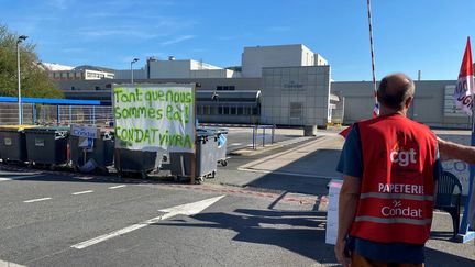 Les papeteries Condat à Lardin-Saint-Lazare (Dordogne) sont bloquées par les salariés depuis deux semaines. Le propriétaire de l'usine envisage de supprimer près de la moitié des effectifs. Le 10 septembre 2023. (LAURIANE DELANOE / RADIO FRANCE)