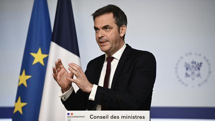Le porte-parole du gouvernement, Olivier Véran, à la sortie du Conseil des ministres, le 1er mars 2023. (CHRISTOPHE ARCHAMBAULT / AFP)