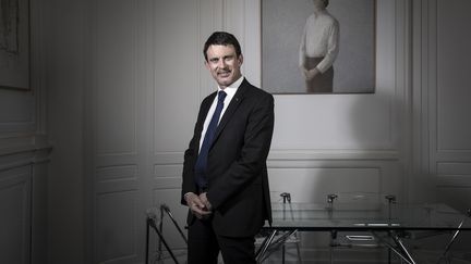 Manuel Valls, alors député de l'Essonne,&nbsp;pose dans son bureau, à Paris, le 20 décembre 2017. (JOEL SAGET / AFP)