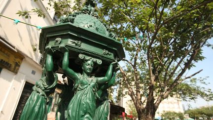 Une fontaine Wallace, dans le 5e arrondissement de Paris. (PHOTO12 / GILLES TARGAT / AFP)