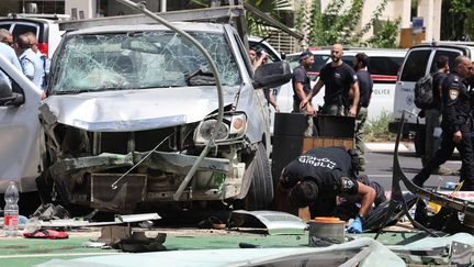 Des membres des services de sécurité et d'urgence près du lieu d'un attentat à Tel-Aviv (Israël), le 4 juillet 2023. (JACK GUEZ / AFP)