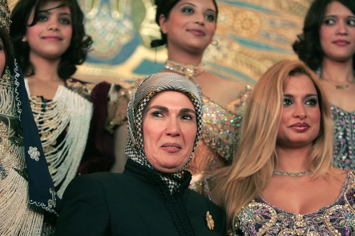 Emine Erdogan pose à Alger, au côté de musciennes du palais présidentiel, le 23 mai 2006. (ZOHRA BENSEMRA / REUTERS)