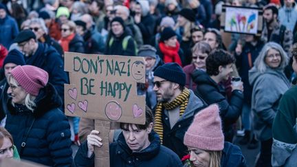 Des manifestants contre le parti d'extrême droite Alternative pour l'Allemagne (AfD), à Düsseldorf, le 27 janvier 2024. (HESHAM ELSHERIF / ANADOLU / AFP)