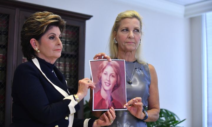 L'avocate Gloria Allred (à gauche) et une femme se présentant sous le prénom "Robin" (à droite)&nbsp;brandissent&nbsp;une photo d'elle à 16 ans, l'âge auquel elle affirme avoir été agressée sexuellement par Roman Polanski, lors d'une conférence de presse à Los Angeles, le 15 août 2017. (FREDERIC J. BROWN / AFP)