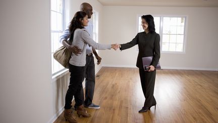 Il ne suffit plus de se serrer la main pour conclure une vente immobilière. (GETTY IMAGES)