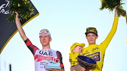 Tadej Pogacar (UAE Team Emirates) et Jonas Vingegaard (Jumbo-Visma) sur le dernier podium de la 109e édition du Tour de France, le 24 juillet 2022. (MARCO BERTORELLO / AFP)