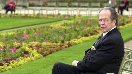 Le comte de Paris, Henri d'Orléans, le 10 janvier 2002 dans les jardins du Sénat, à Paris. (MEHDI FEDOUACH / AFP)