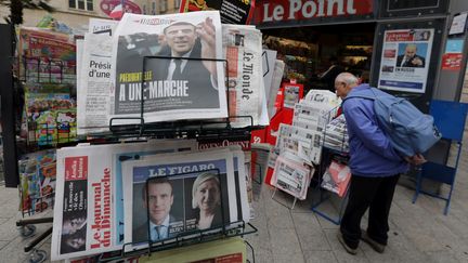 Un kiosque à journaux pendant l'entre-deux-tours de l'élection présidentielle, à Nice (Alpes-Maritimes), le 24 avril 2017.&nbsp; (ERIC GAILLARD / REUTERS)