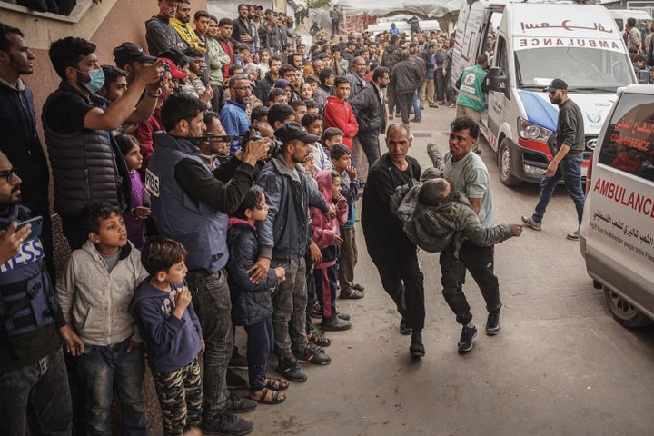 An injured person is brought by paramedics into the crowded courtyard of Nasser hospital, in Khan Younes (Gaza Strip), December 7, 2023. (SAHER ALGHORRA / MIDDLE EAST IMAGES / AFP)