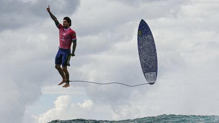 Surf aux JO 2024 : l'image magique du Brésilien Gabriel Medina, en lévitation après son record olympique