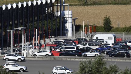 Les automobilistes patientent à un péage sur l'autoroute A7, près de Vienne (Isère), le 13 août 2016. (PHILIPPE DESMAZES / AFP)