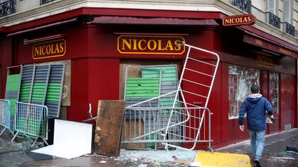 Un magasin dégradé, le 2 décembre 2018, au lendemain de la mobilisation des "gilets jaunes". (STEPHANE MAHE / REUTERS)