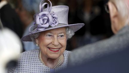 La reine Elisabeth II à Dunstable, au nord-ouest de Londres, le 11 avril 2017. (PETER NICHOLLS / POOL)