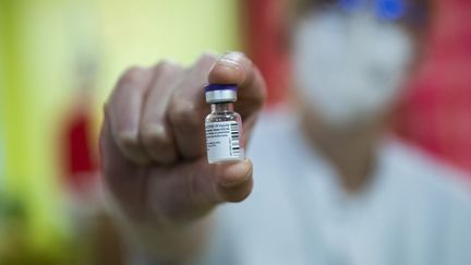 Image d'illustration du vaccin développé par Pfizer et BioNTech lors d'une opération de vaccination à Mons (Belgique), le 28 décembre 2020. (JOHANNA GERON / POOL / ANADOLU AGENCY / AFP)