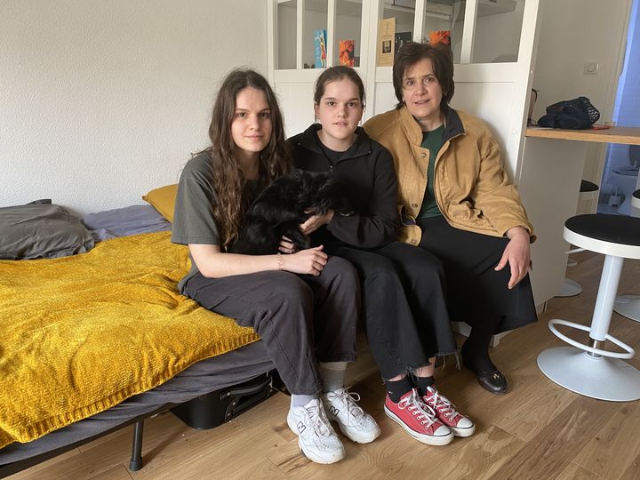 Sophie, Anastasiia et leur mère Larissa, le 8 avril 2022, dans leur appartement à Toulouse (Haute-Garonne). (RAPHAEL GODET / FRANCEINFO)