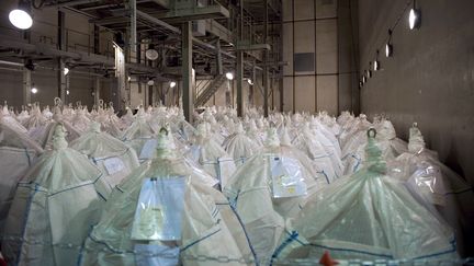 Des sacs faiblement radioactifs dans les locaux de traitement des déchets nucléaires de Pierrelatte (Drôme). (CELINE JANDAURECK / CEA)