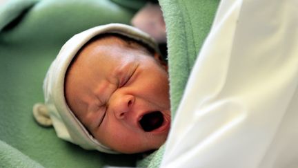 Un bébé pris en photo le 17 septembre 2013 à la maternité de l'hôpital de Lens (Pas-de-Calais). (PHILIPPE HUGUEN / AFP)
