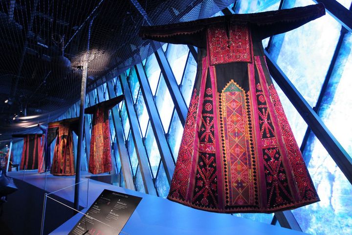 Costumes traditionnels palestiniens de la bande de Gaza exposés au musée du Quai Branly à Paris.. (PIERRE VERDY / AFP)