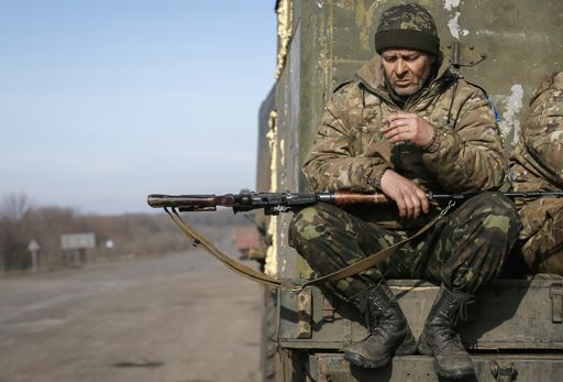 Militaire ukrainien en train de fumer près de d'Artemvisk (est de l'Ukraine) le 23 février 2015 (Reuters - Gleb Garanich)