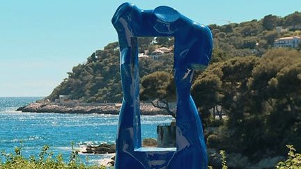 La grande vénus bleue de Sacha Sosno dans le jardin de la Paix de Saint-Jean-Cap-Ferrat. 
 (Capture d&#039;écran France 3 Côte d&#039;Azur )