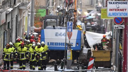 Les secours interviennent à Marseille après l'effondrement de deux immeubles, lundi 5 novembre.&nbsp; (GERARD JULIEN / AFP)