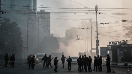 La police ukrainienne sécurise la zone ciblée par une attaque au drone à Kiev (Ukraine), le 17 octobre 2022.&nbsp; (YASUYOSHI CHIBA / AFP)