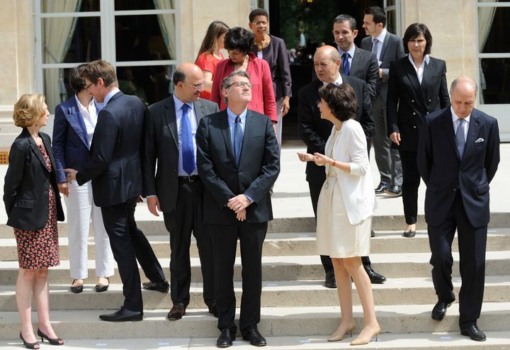 Des ministres se r&eacute;unissent pour la photo de famille du gouvernement, le 4 juillet 2012 &agrave; l'Elys&eacute;e.&nbsp; (WITT / SIPA)