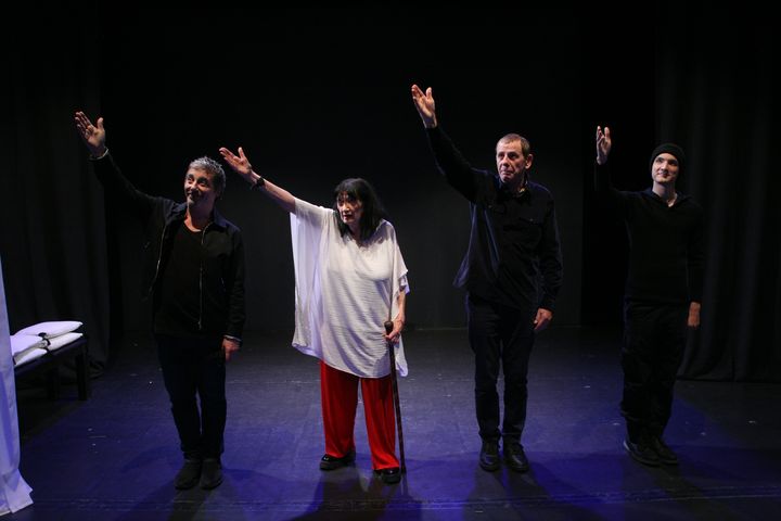 Colette Louvois, Marc Duret, Jean-Paul Comart et Titouan Laporte&nbsp;dans ""Votre maman" de Jean-Claude Grumberg dans la mise en scène de&nbsp;Wally B. Bajeux au Studio Hébertot, à Paris, octobre 2022. (Jean-luc Drion)