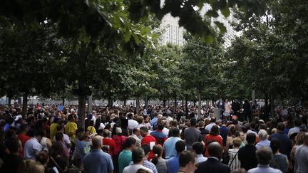 Des Am&eacute;ricains observent une minute de silence, &agrave; l'occasion du quinzi&egrave;me anniversaire des attentats du 11 septembre, &agrave; New York, dimanche 11 septembre. (JOHN TAGGART / EPA)