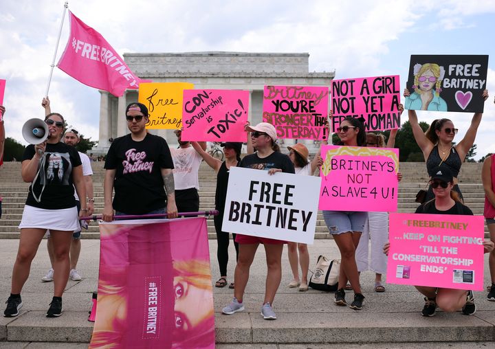 Des fans du mouvement #FreeBritney demandent la fin de la mise sous tutelle de la chanteuse, à Washington, le 14 juillet 2021. (KEVIN DIETSCH / GETTY IMAGES NORTH AMERICA)