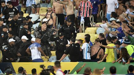 Le coup d'envoi du match Brésil-Argentine a été retardé de 30 minutes en raison d'incidents en tribune. (CARL DE SOUZA / AFP)