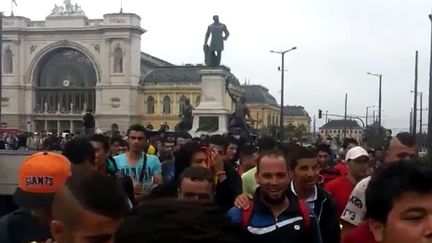 &nbsp; (Au moins 500 migrants toujours bloqués à Budapest entament une nouvelle marche vers la frontière autrichienne © Radio France/Gilles gallinaro)