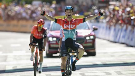 Victor Campenaerts lors de sa victoire sur la 18e étape du Tour de France, à Barcelonnette (Alpes-de-Haute-Provence), le 18 juillet 2024. (MARCO BERTORELLO / AFP)