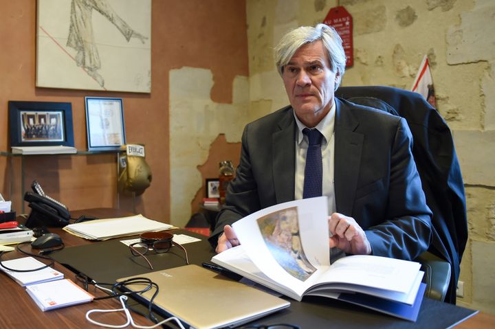 Stéphane Le Foll pose dans son bureau après avoir annoncé sa candidature pour les municipales, le 29 mars 2020, au Mans (Sarthe). (JEAN-FRANCOIS MONIER / AFP)