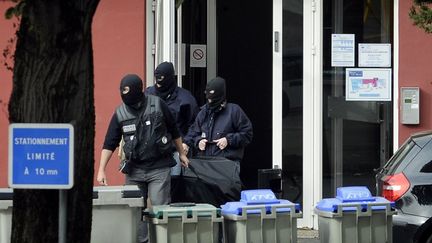 Des membres du Raid quittent l'h&ocirc;tel o&ugrave; s&eacute;journait Isaskun Lesaka, le 28 octobre 2012 &agrave; M&acirc;con (Sa&ocirc;ne-et-Loire). (JEFF PACHOUD / AFP)