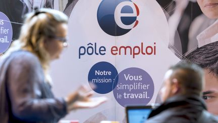 Un chômeur discute avec un conseiller Pôle emploi, le 30 mars 2016 à Gravelines (Nord). (PHILIPPE HUGUEN / AFP)