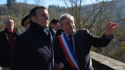Vanik Berbérian, alors président de&nbsp;l'Association des maires ruraux, en déplacement avec Emmanuel Macron, le 14 février 2019, à&nbsp;Gargilesse-Dampierre (Indre). (GUILLAUME SOUVANT / AFP)