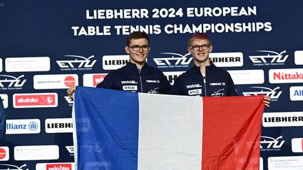 Alexis Lebrun et Felix Lebrun célèbrent leur médaille d’or en double masculin au Championnat d’Europe de tennis de table, en Autriche le 20 octobre 2024. (JOE KLAMAR / AFP)