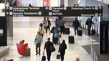 Des passagers à l'aéroport international de San Francisco, en Californie, le 19 avril 2022. (JUSTIN SULLIVAN / GETTY IMAGES NORTH AMERICA / AFP)