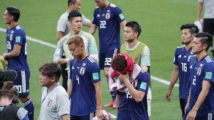 Les joueurs japonais après leur élimination face à la Belgique, le 2 juillet 2018 à Kazan (Russie). (MASANORI INAGAKI / YOMIURI / AFP)