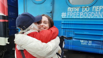 Anya serre dans ses bras sa babouchka Ludmilla, sur le quai de la gare de Kherson, à l'arrivée du premier train en provenance de Kiev depuis le début du conflit en Ukraine, le 19 novembre 2022.&nbsp; (AGATHE MAHUET / FRANCEINFO / RADIO FRANCE)