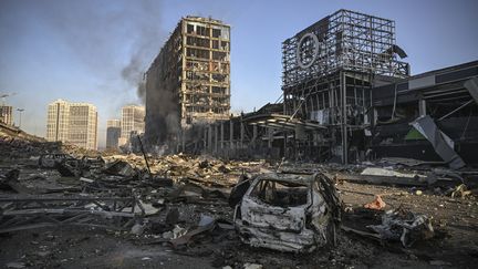 Des volutes de fumée s'élèvent après une attaque russe contre le centre commercial Retroville et le quartier résidentiel de Kiev, le 21 mars 2022. (ARIS MESSINIS / AFP)