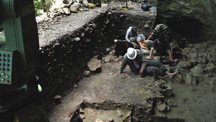 L'équipe d'archéologues et paléoanthropologues menée par Ludovic Slimak,&nbsp;lors de fouilles dans la grotte de Mandrin (Drôme), sur une photo non datée transmise le 9 février 2022. (LUDOVIC SLIMAK / AFP)