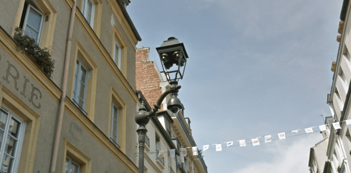 Le dispositif de vidéosurveillance installé place de la Contrescarpe, à Paris. (GOOGLE STREET VIEW)