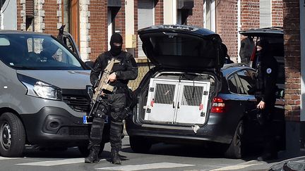 Les policiers de la DGSI patrouillent dans une rue de Wattignies (Nord), le 5 juillet 2017. (DENIS CHARLET / AFP)