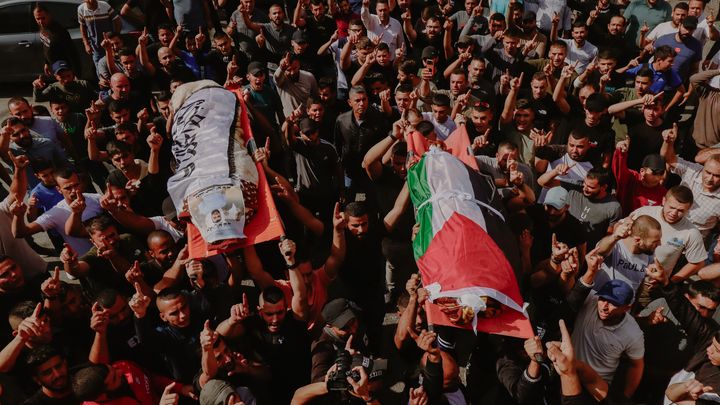 Les obsèques de deux jeunes Palestiniens, tués dans un raid israélien en Cisjordanie. (WAHAJ BANI MOUFLEH / MIDDLE EAST IMAGES)