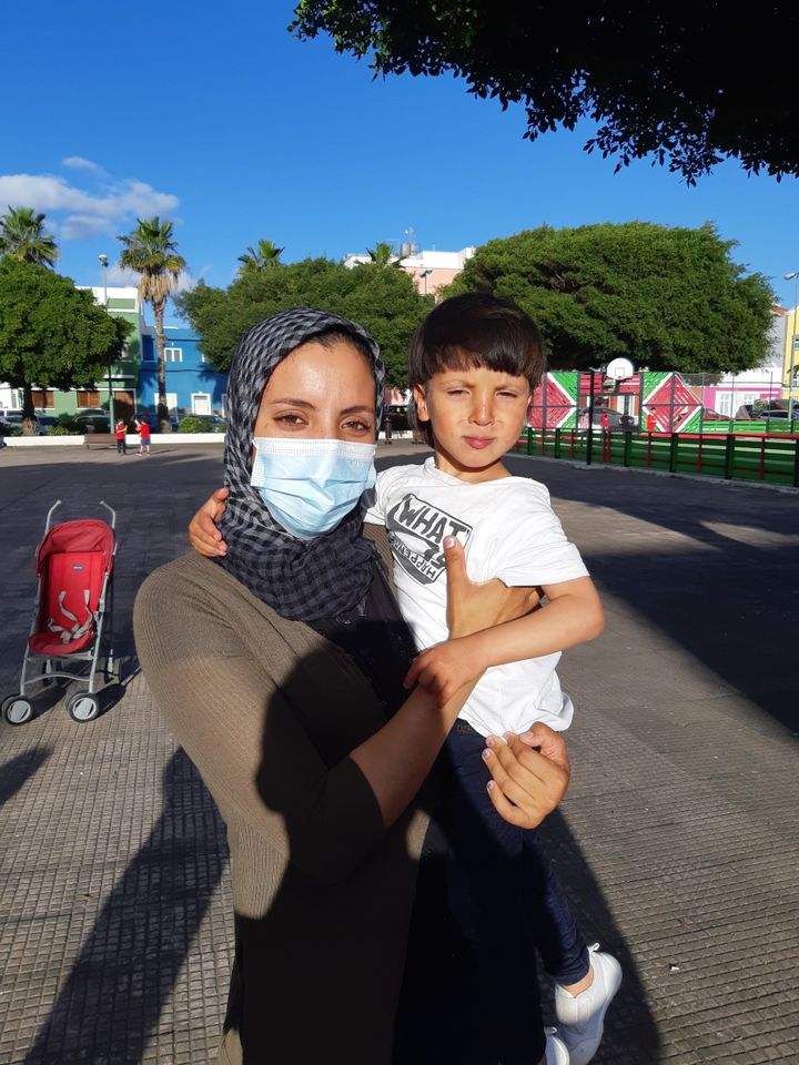 Fatiha et son fils Wissam qui ont été séparés pendant 36 jours à leur arrivée à Arguineguin&nbsp;en octobre 2020. (JÉRÔME JADOT / RADIO FRANCE)